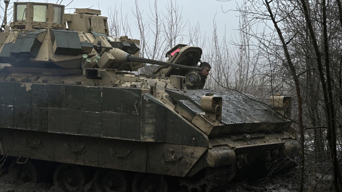 Víra ve vítězství se po dvou letech války vytrácí, říká z Ukrajiny reportér